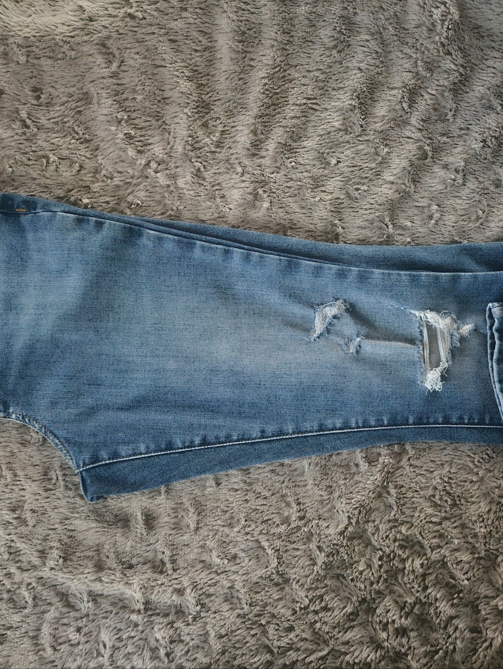 Universal Thread Light Blue Skinny Jeans with Distressed Knee